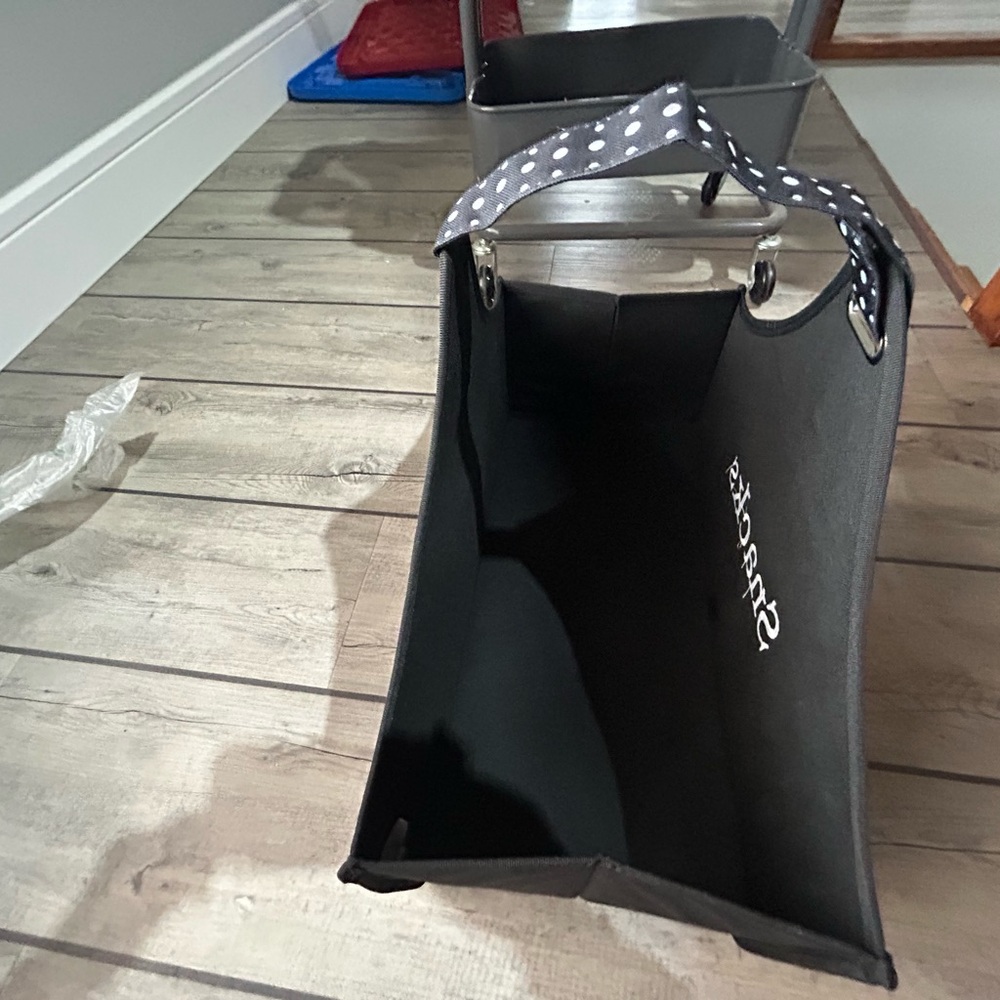 Thirty one big storage bin - Picture 2 of 4